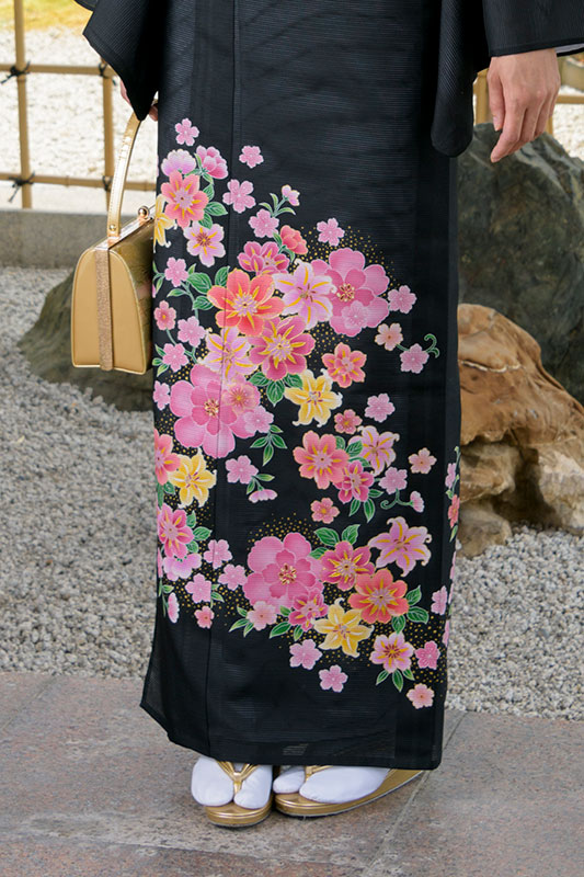 着物☆絽の黒留袖☆可愛いお花と海とお船柄☆ P!NK 絽 黒留袖 花と鴛鴦 作家物 - からん::アンティーク着物・リサイクル