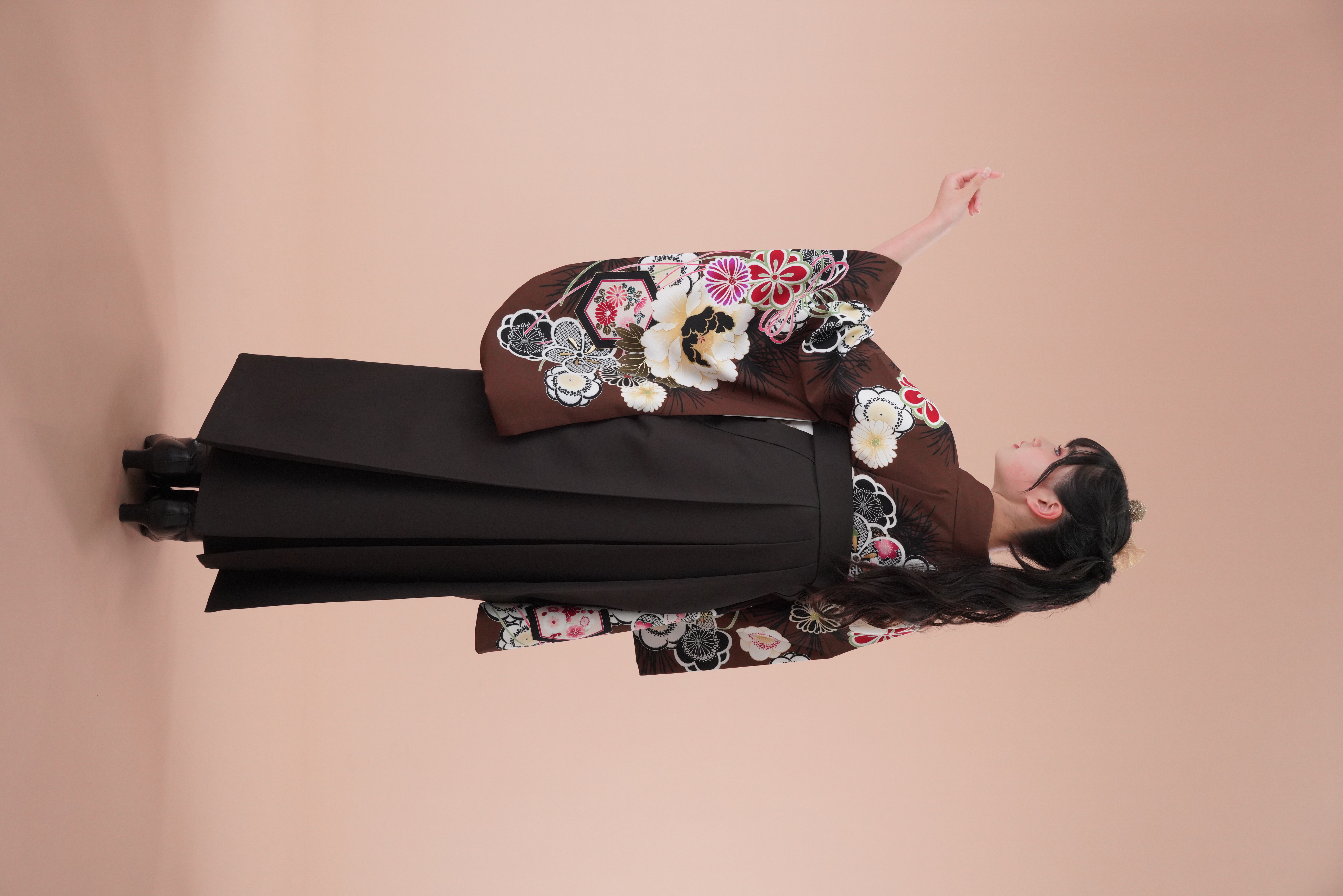 なの　黒地銀彩牡丹柄着物袴 卒業袴 牡丹に針松