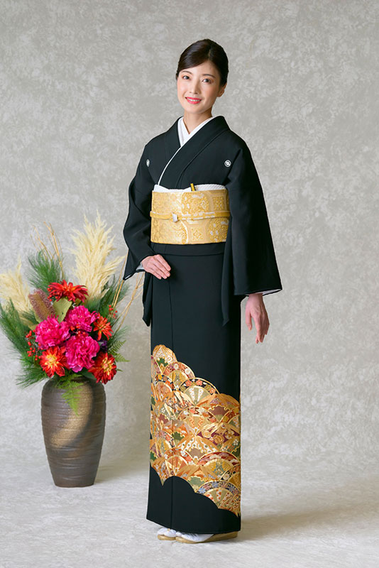 黒留袖　ゴールド　緑　ベージュ　黄土　ブルー　松　紋五つ割菊　青海波　七宝柄　露芝　菊　金駒加工　刺繍　京友禅　J3 留袖レンタル フルセット 金刺繍 青海波｜京都 KIMONO STYLE