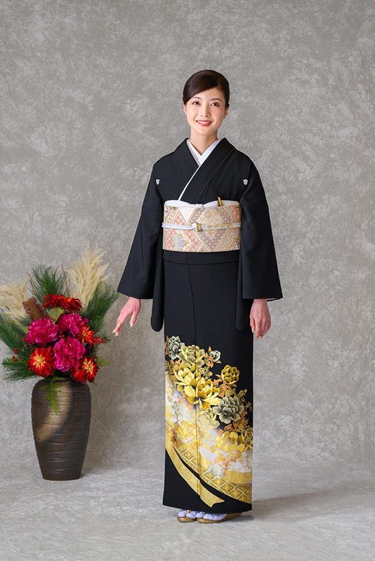 美品‼️正絹黒留め袖フルセット‼️作家落款あり 雪輪牡丹鶴熨斗金箔金駒見惚れ 秀品‼️ 桂由美黒留袖 | 京都 KIMONO STYLE